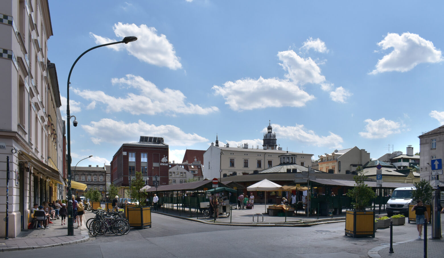 https://upload.wikimedia.org/wikipedia/commons/8/89/Nowy_%28New%29_square%2C_Kazimierz%2C_Krakow%2C_Poland.jpg