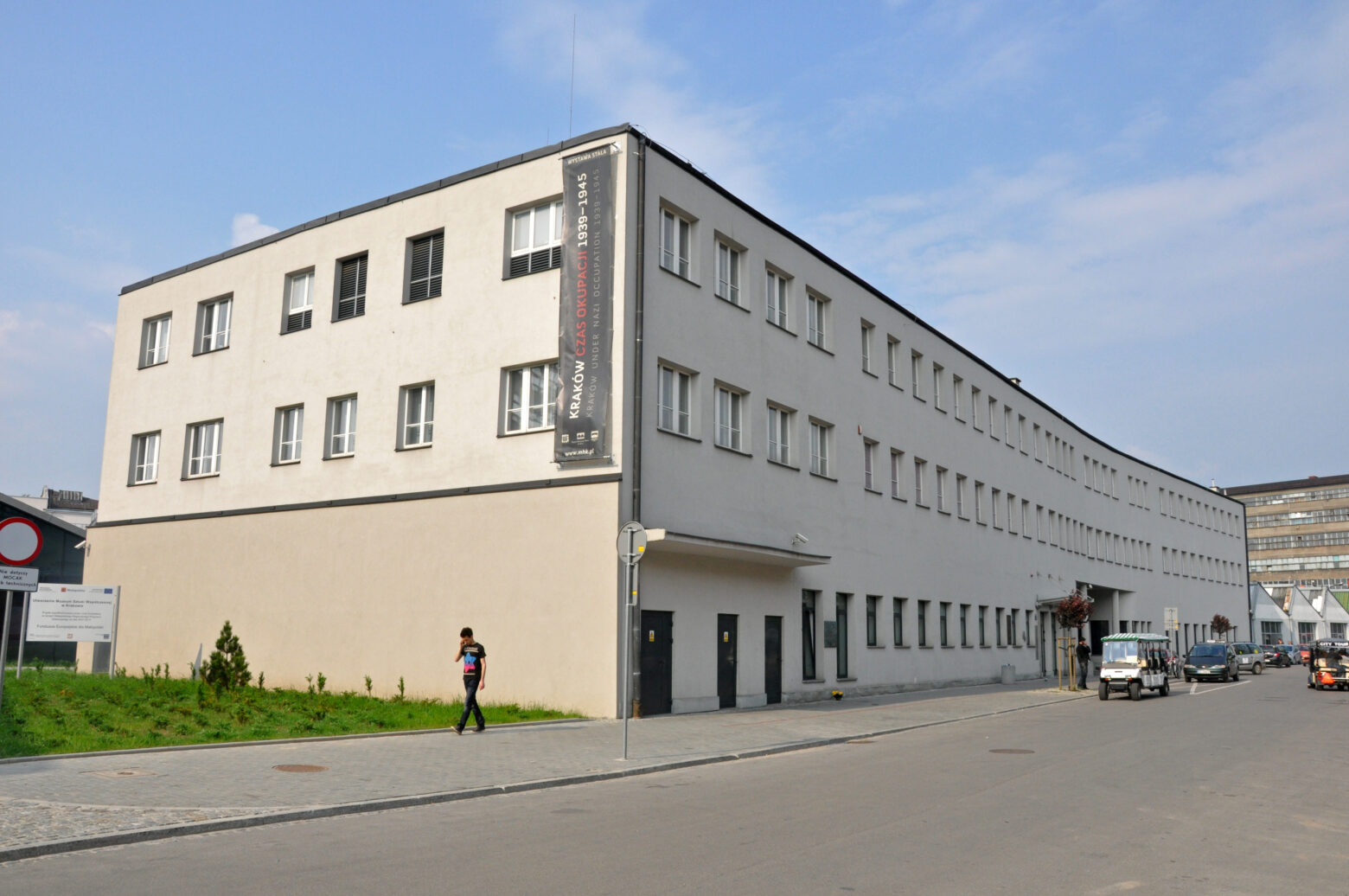 https://upload.wikimedia.org/wikipedia/commons/c/ca/Schindler%E2%80%99s_factory%2C_Krak%C3%B3w%2C_2011.jpg