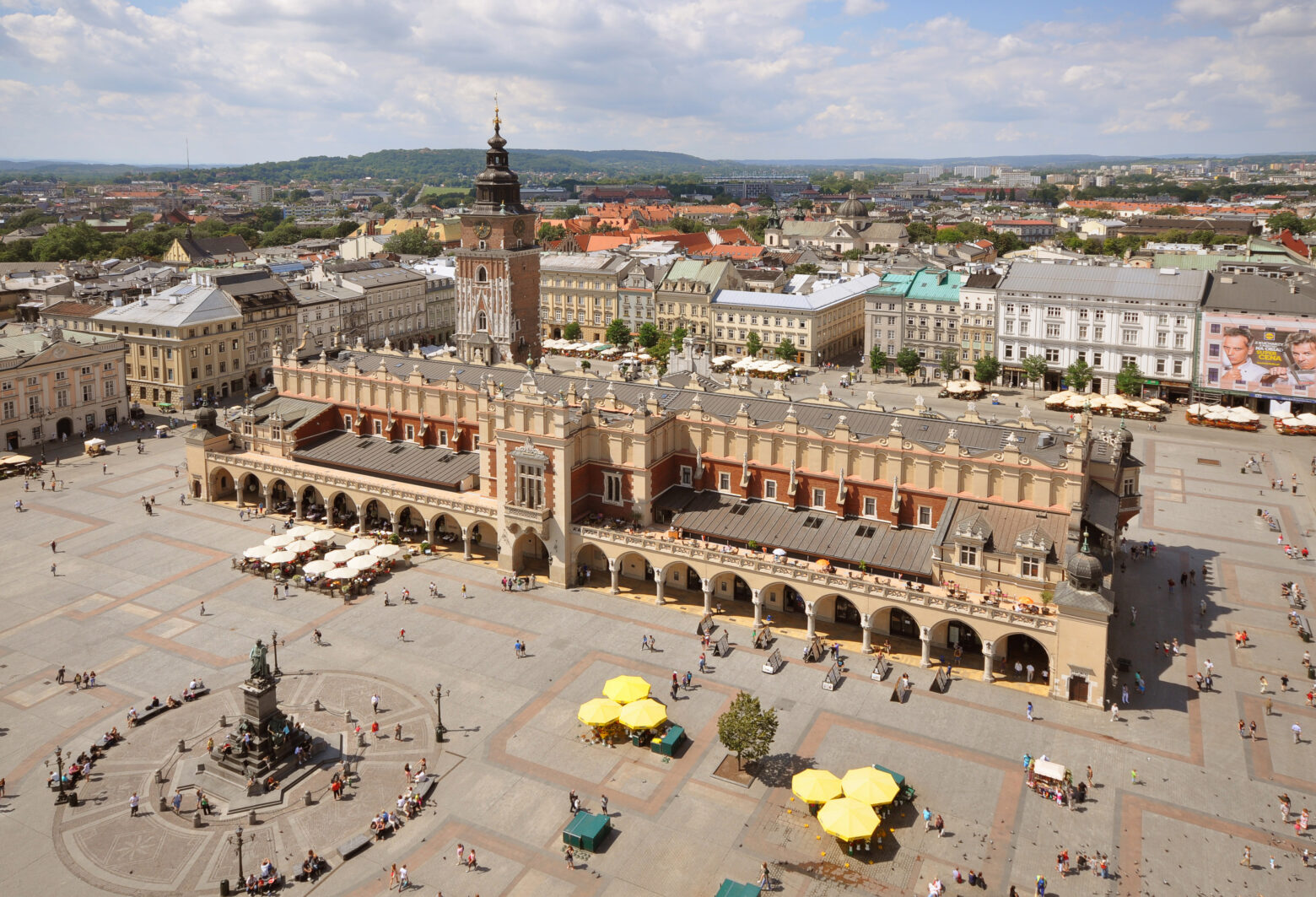 https://upload.wikimedia.org/wikipedia/commons/1/18/Sukiennice_and_Main_Market_Square_Krakow_Poland.JPG